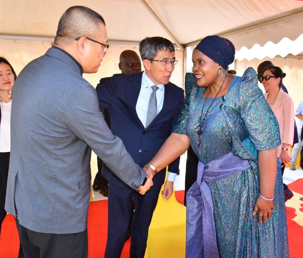 Prof. Li Xiaoyun the lead Chair Professor at China Agricultural University introducing Dr. Xiao Liming the Vice President Tancent Holding Ltd to Rt. Hon. Rukia Nakadama 3rd Deputy Prime Minister and chairperson Ministerial Coordination Committee.