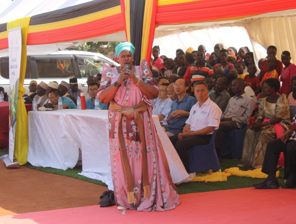 Rt. Hon. Rukia Nakadama Addressing the people of Mashaga Village on Village Agriculture Model.