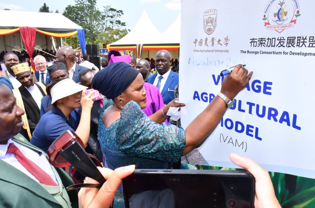 Rt. Hon. Rukia Nakadama launching two projects namely Young Rural Entrepreneurs’ Initiative and the Village Agricultural Model (VAM) Initiative in Namayombe village in Namayingo district at regional level.