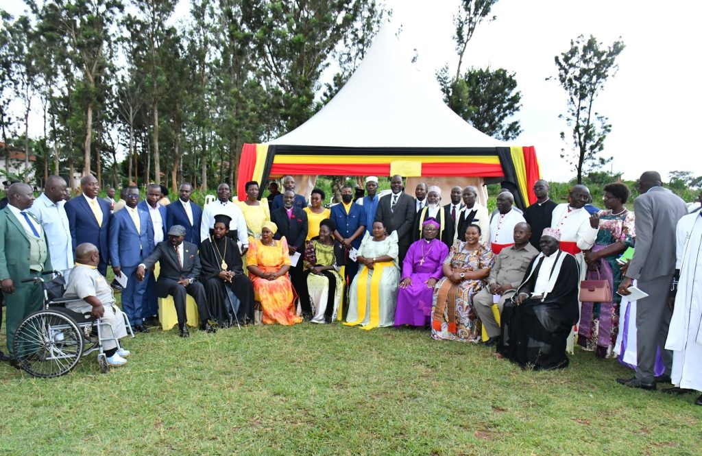 Rt.Hon. Robinah Nabbanja photo moment with Busoga’s political, Religious and cultural leaders at Luuka. 