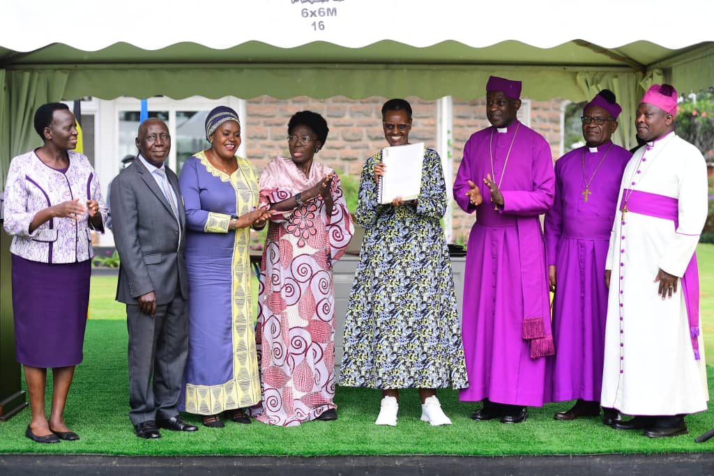 First Lady Janet Museveni in group with Busoga Top leaders and leaders of Church of Uganda 