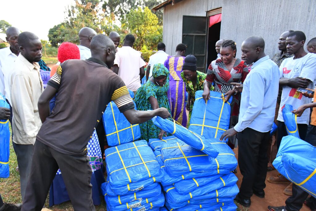photo of soya farmers from three model villages who benefited from the tarpaulin distribution.