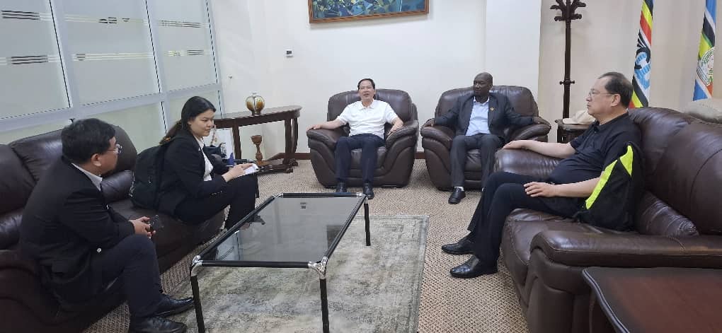 Vice Governor H.E. Wen Nuan of Shandong Province and Mr. Mula Anthony, Director General of the Busoga Consortium, together with the delegation, upon arrival at Entebbe International Airport.