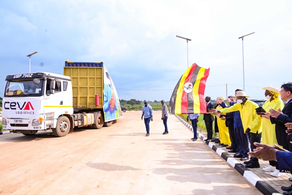  H.E. Yoweri Kaguta Museveni flagging off the first container of chilli grown in Busoga destined for China in Namasagali Sub-county in Kamuli District