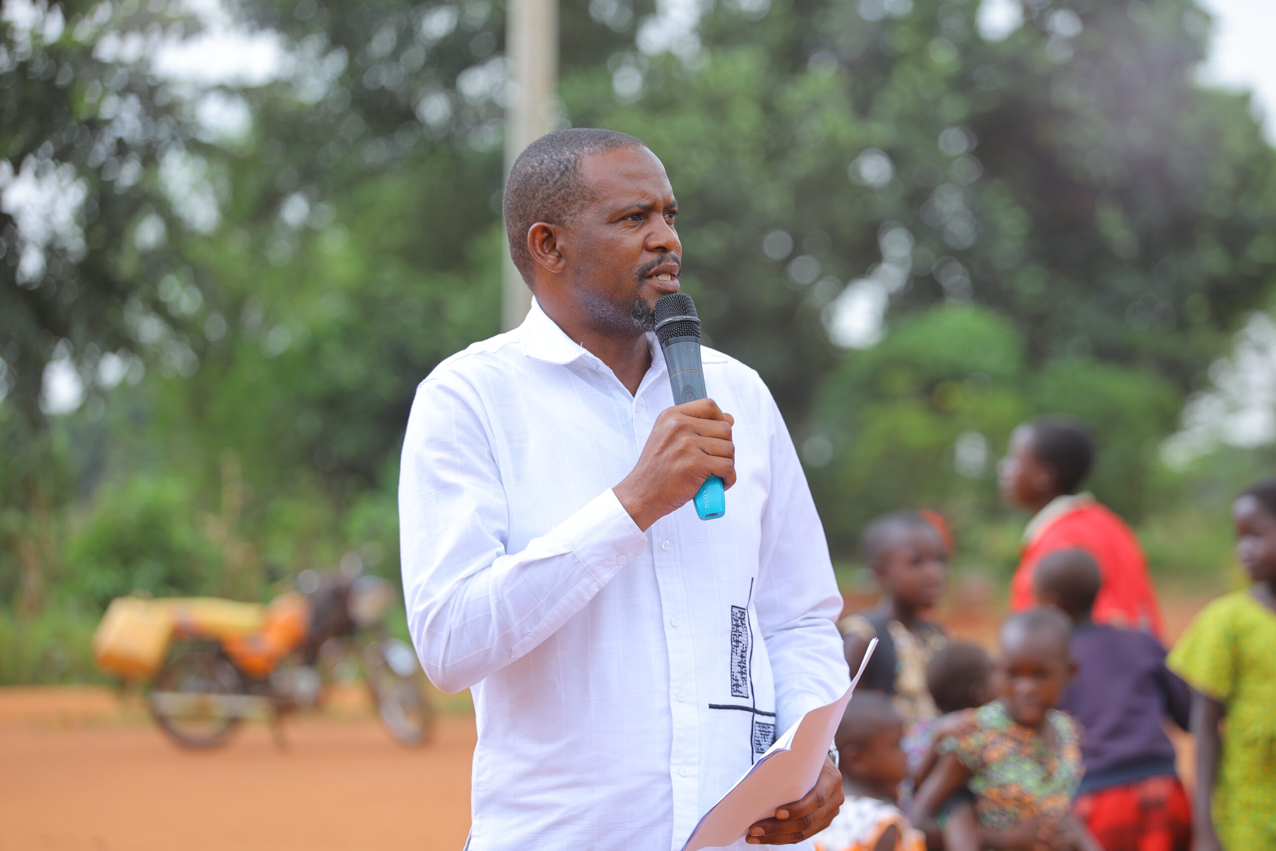 Mr. Isabirye Shabiru Kalulu Vice Governor of the BCD at Buteme Light SDA Primary School during official monitoring visit of FAO Country Representative to Busana Model Village in Kamuli District. 