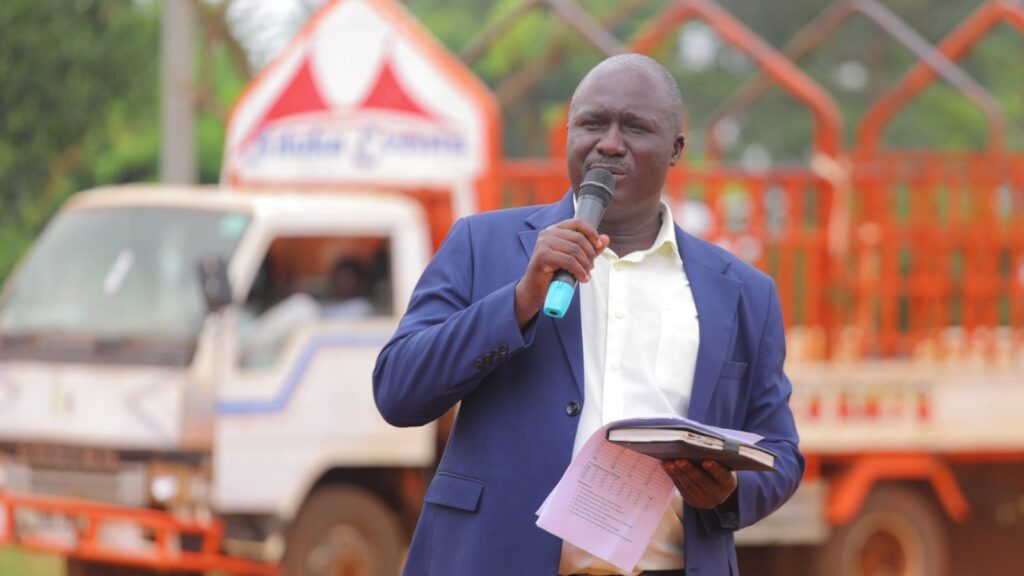 Kamuli District Chairperson Mr. Dhizaala Kaloli at Buteme Light SDA Primary School during official monitoring visit of FAO Country Representative to Busana Model Village in Kamuli District. 